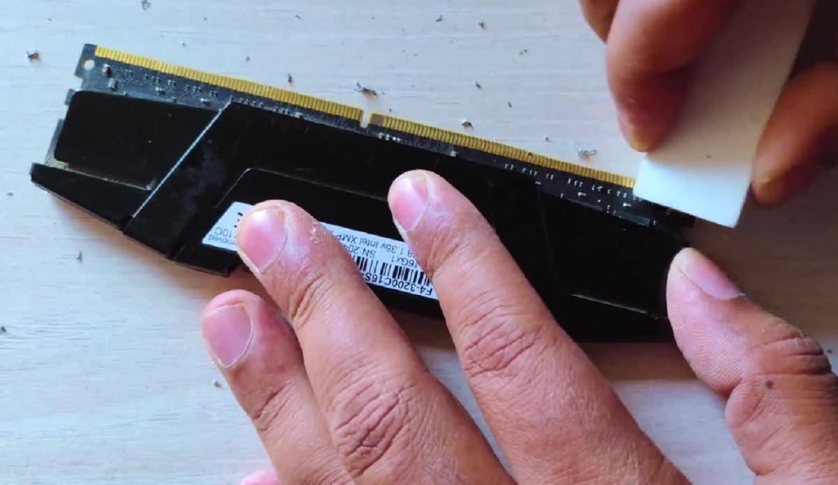 Clean the RAM pins with a regular eraser