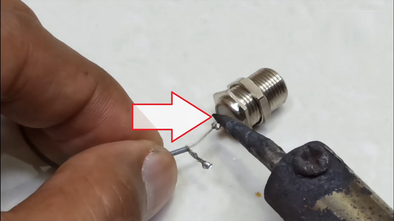 Fixing the wire of the antenna