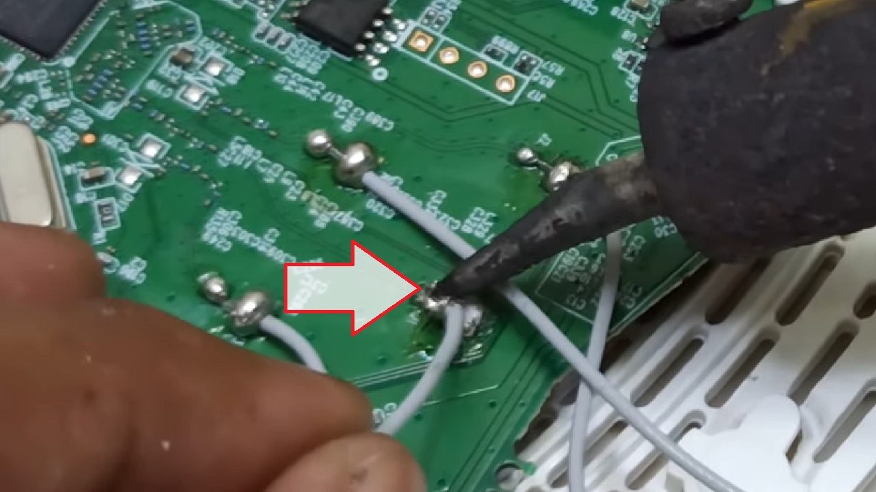Removing (unsolder) the connection of one router antenna