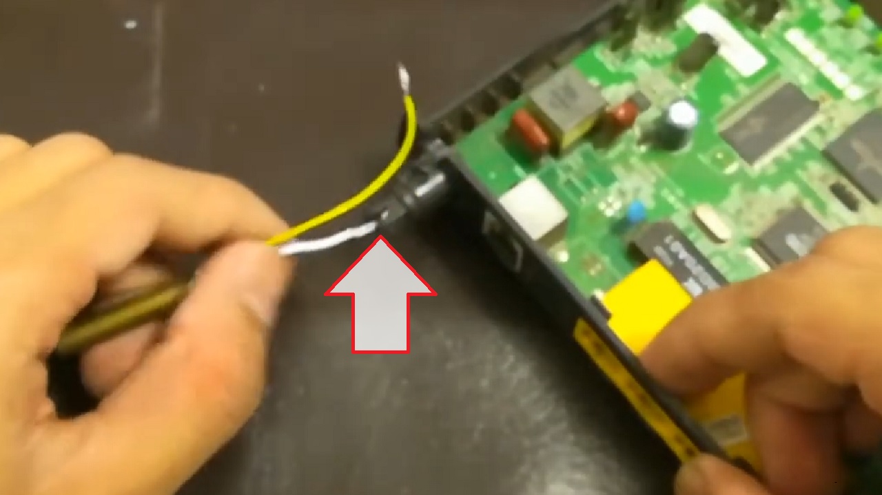Inserting the internal wire (white) through the antenna slot